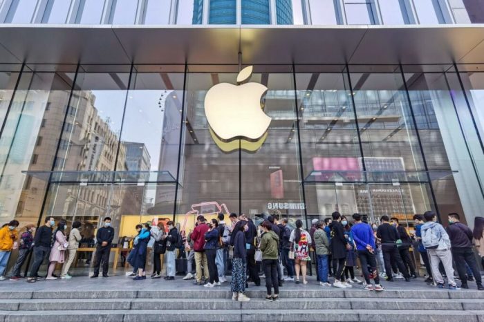 Facebook & Apple Bersaing Kembangkan Dunia Cyberlife