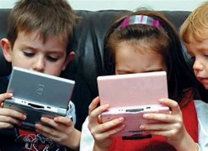 Mengapa Anak Usia Dini Harus Dibatasi dari Layar Gadget?