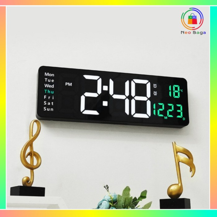 Gambar Jam Digital Di Meja Samping Tempat Tidur Selimut Putih Tempat ...