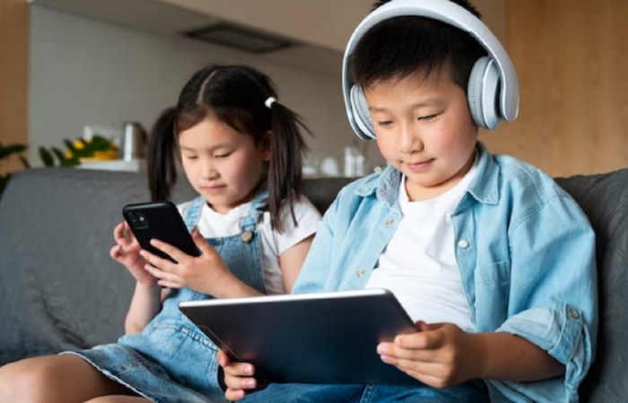 Waspada! Bahaya Penggunaan Gadget Secara Berlebihan pada Anak Dampak Buruk Penggunaan Gadget Berlebihan pada Balita