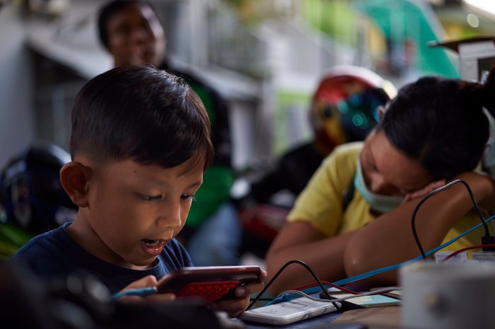 Anak-anak Zaman Sekarang dan Dunia Maya